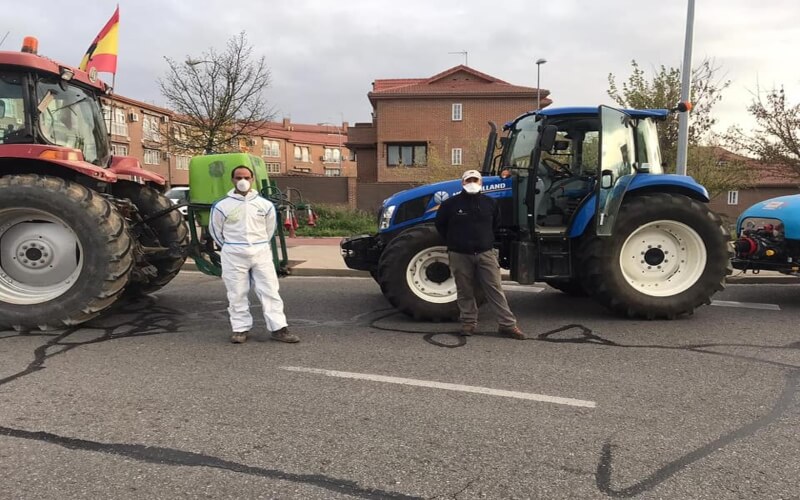 Agricultores de la Cooperativa Vinícola y de Fructum desinfectan las calles de Arganda