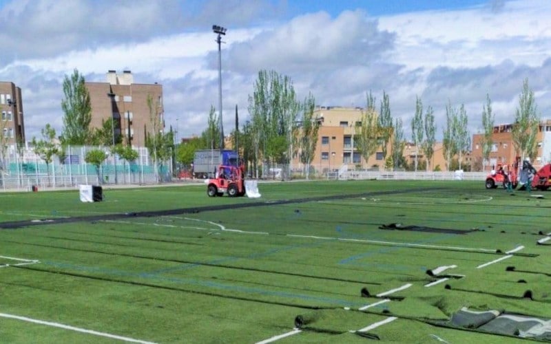 Comienzan las obras para cambiar el césped del campo de fútbol y la tarima de la Ciudad Deportiva