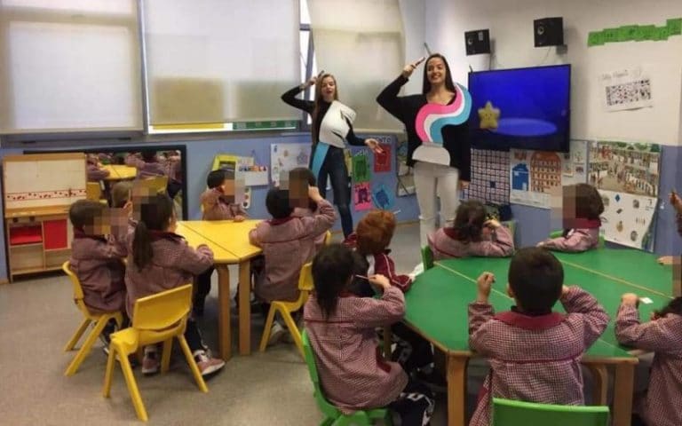 Alumnas del Ciclo Formativo de Educación Infantil del Colegio Malvar, durante una actividad con los niños y niñas de la escuela infantil