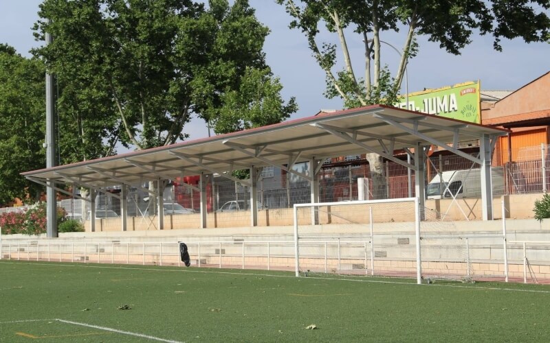 Así son la nueva pista multideporte de Los Villares y la grada cubierta del polideportivo de La Poveda