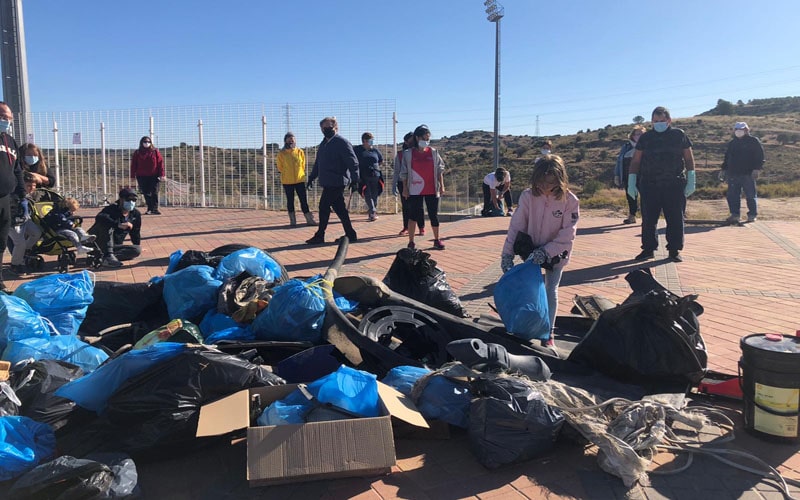 Una treintena de vecinos recogen 48 bolsas de basura de La Dehesa para concienciar sobre la situación de la limpieza en Arganda