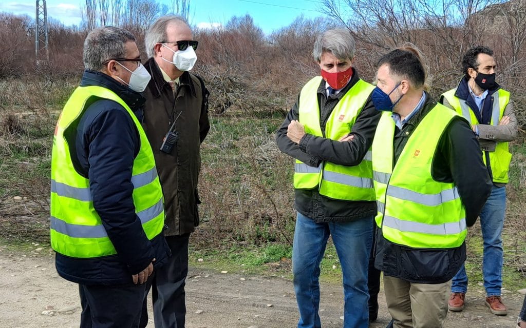 Pedro del Cura, &Aacute;ngel Garrido y Guillermo Hita, durante la visita a las obras del puente de La Poveda