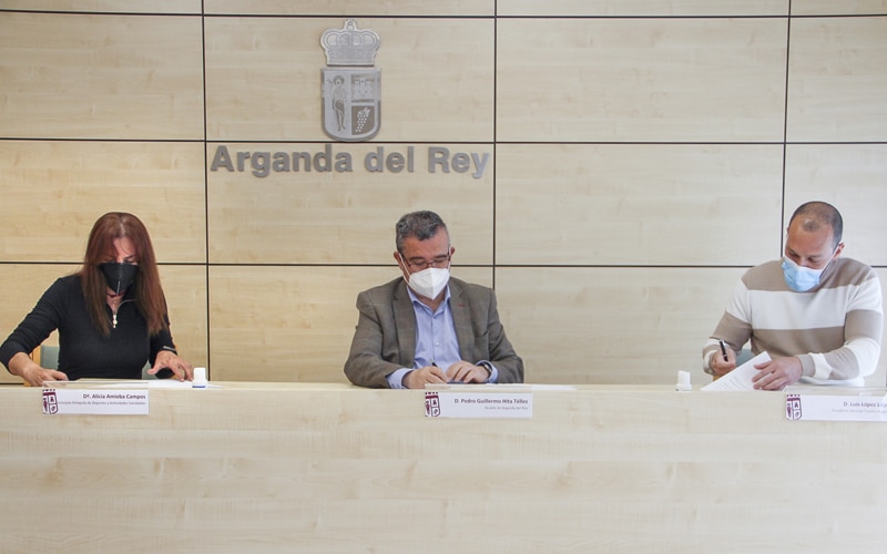 Firma del convenio entre el Ayuntamiento y el Club Triatlón Arganda (foto: Ayuntamiento de Arganda del Rey)