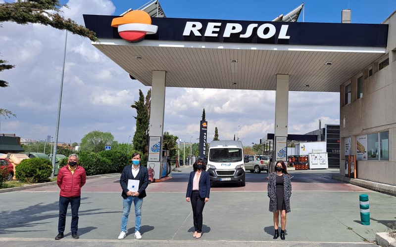 Firma del convenio entre ATENOIL y ASEARCO en la gasolinera Repsol de Rivas Vaciamadrid