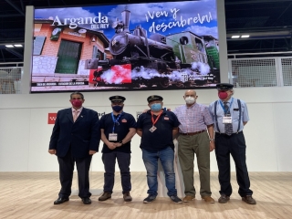 Irenio Vara, concejal de Turismo, y miembros del Centro de Iniciativas Ferroviarias de Madrid en la presentaci&oacute;n de Fitur 