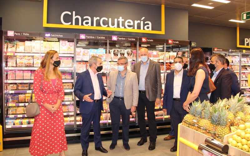 Visita del alcalde al recién reabierto supermercado de Ahorramas en el Zoco (foto: Ayuntamiento de Arganda del Rey)