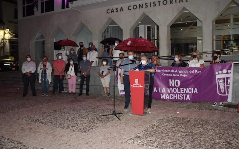 El alcalde, Guillermo Hita, y la concejala de Igualdad, Mercedes López, durante la concentración en contra de la violencia machista en la Plaza de la Constitución de Arganda del Rey
