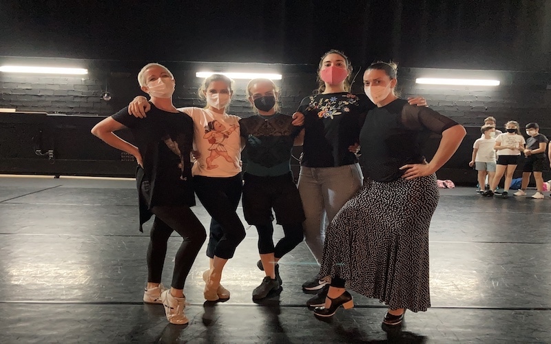 Las profesoras de la EMMD de Arganda, Clara Pérez Muñoz; Diana García; Ana Pérez; Marta Rodríguez; y Alicia Martínez, durante la preparación de los Festivales de Danza