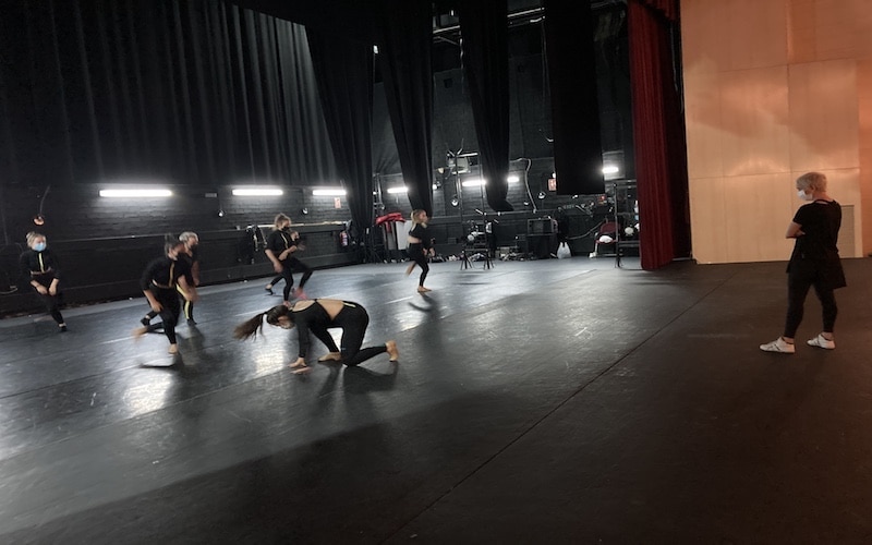 Alumnos y profesoras durante los ensayos para los Festivales de Danza 2021 en el auditorio Monserrat Caballé