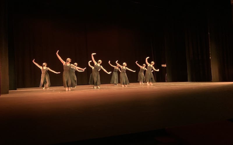 ´Querida Rosalía de Castro´, coreografía protagonizada por las alumnas del itinerario en danza clásica, a cargo de la profesora Diana García, durante la gala de fin de curso de la EMMD Arganda