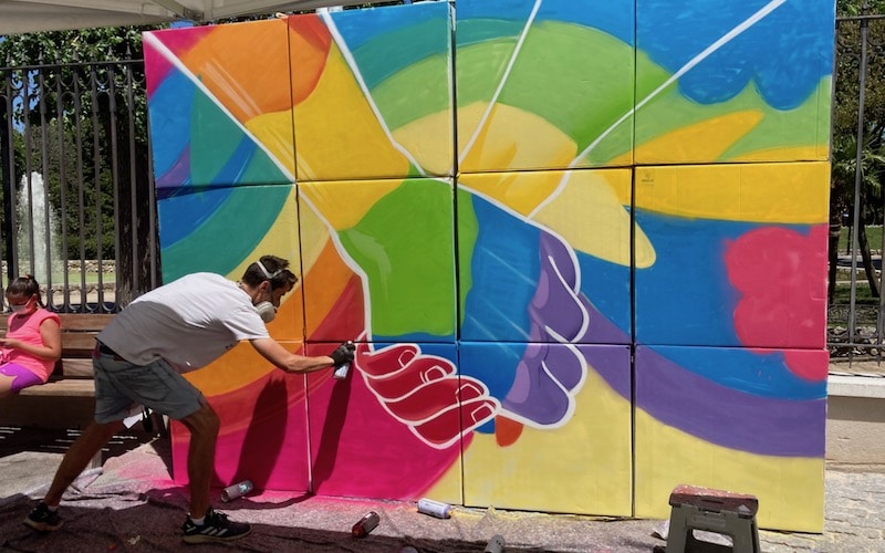 El artista Alfonso Álvarez, de Kuas Colors, pintando el mural participativo LGTBI en el Paseo de la Misericordia de Arganda