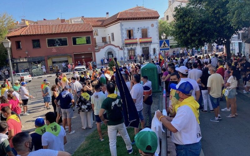 Aficionados taurinos durante la manifestación contra la suspensión de las fiestas patronales en Arganda del Rey