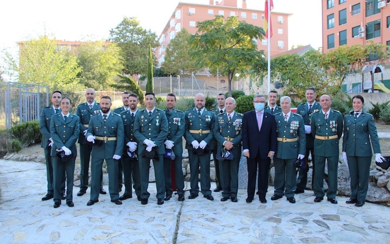 El alcalde de Arganda, Guillermo Hita, junto con miembros del cuerpo de la Guardia Civil, durante el acto de celebración a la Virgen del Pilar este martes 12 de octubre
