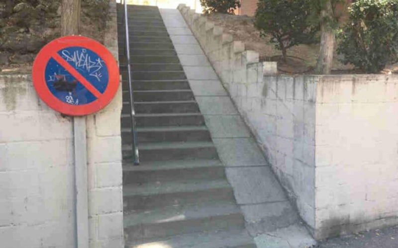 Escalera situada en la Colonia de Los Almendros que será reemplazada por un elevador
