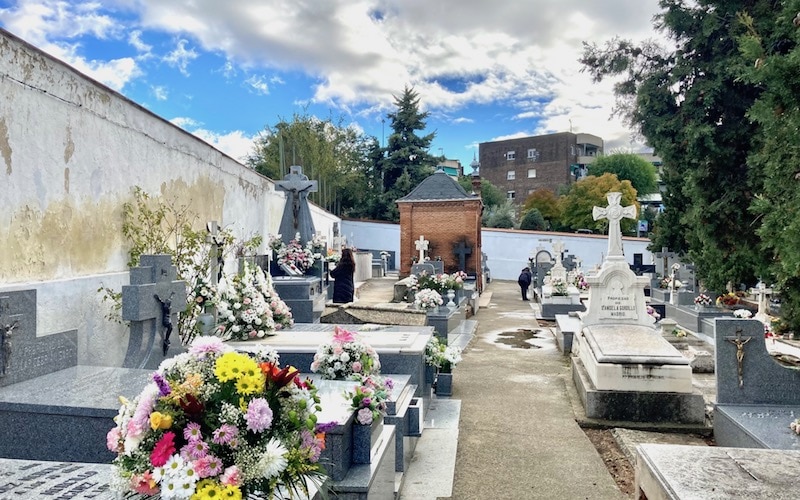 Día de Todos los Santos en Arganda: vecinos y vecinas se acercan al cementerio para honrar a sus seres queridos