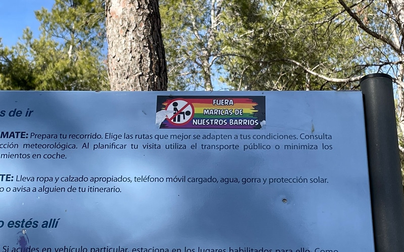 Pegatinas contra el colectivo gay en la Dehesa del Carrascal (foto: Diario de Arganda)