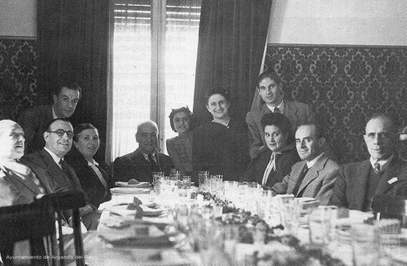 Comida en la casa con la familia Bienvenida en 1944 (foto: Ayuntamiento de Arganda del Rey)