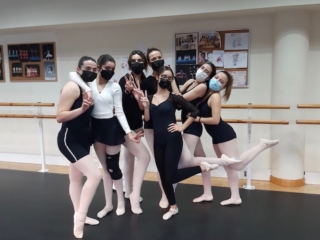 Alumnas del Grupo Avanzado B, de la profesora Diana Garc&iacute;a, durante los ensayos previos al Concurso de Danza Movimiento 13