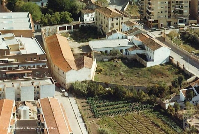 Vista aérea de la casa y la bodega en 1984 (foto: Ayuntamiento de Arganda del Rey)