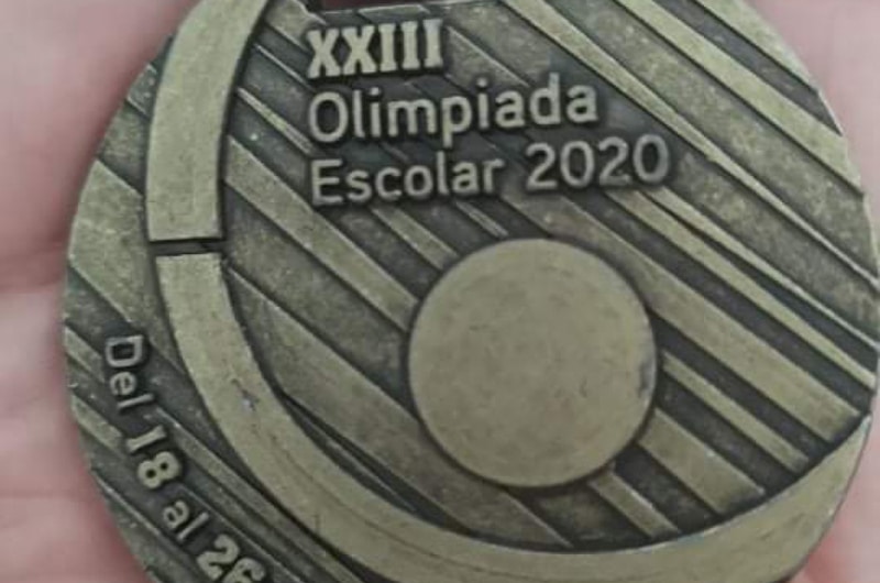 La Delegación de Deportes de Arganda ‘recicla’ las medallas de la Olimpiada Escolar de 2020 ante el desconcierto de las familias