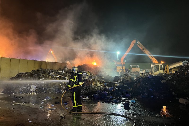 Controlado un imponente incendio declarado en una planta de reciclaje de Arganda