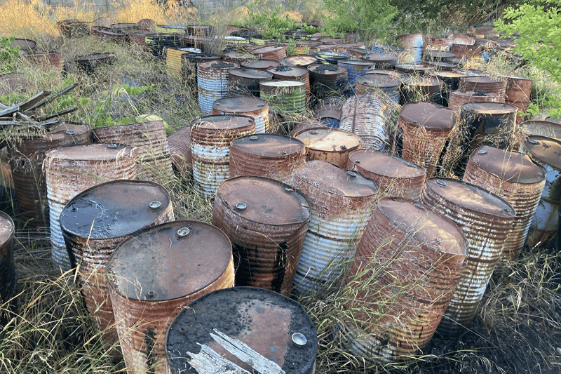 Bidones con residuos peligrosos en Arganda (foto: Ecologistas en Acción)