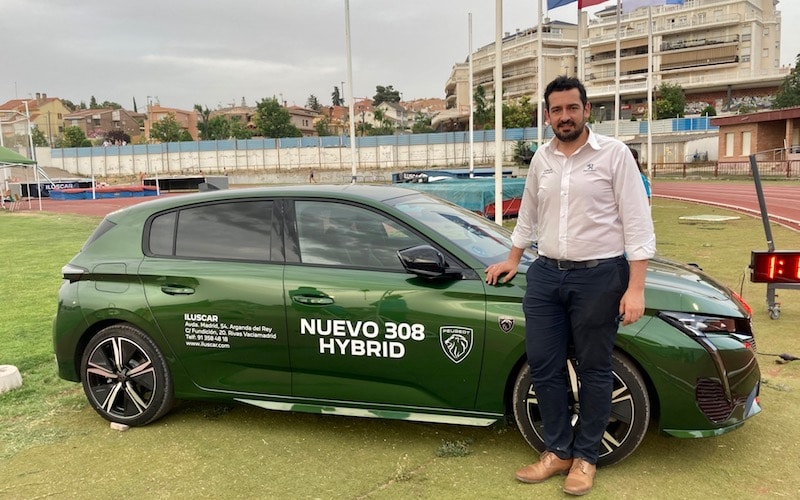 El director de Iluscar, junto al nuevo modelo Peugot 308, en el XIV Memorial Adrián Blázquez Martínez