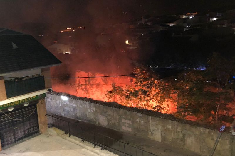 Sofocado un incendio registrado en plena noche en la calle Almendros de Arganda