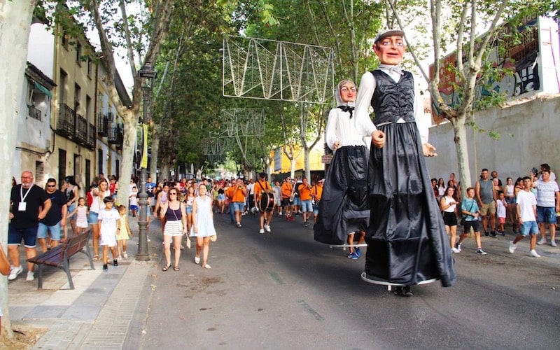 Pasacalles de gigantes y cabezudos por la calle Real, con motivo de las Fiestas de San Roque