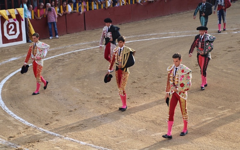 Los diestros Francisco de Manuel, Adrien Salenc y Fernando Adrián durante el paseíllo en la plaza de toros de Arganda del Rey