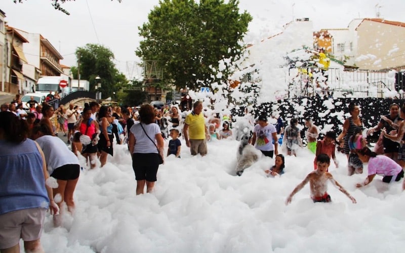 Celebración de la fiesta de la espuma, con motivo de las Fiestas de San Roque 2022