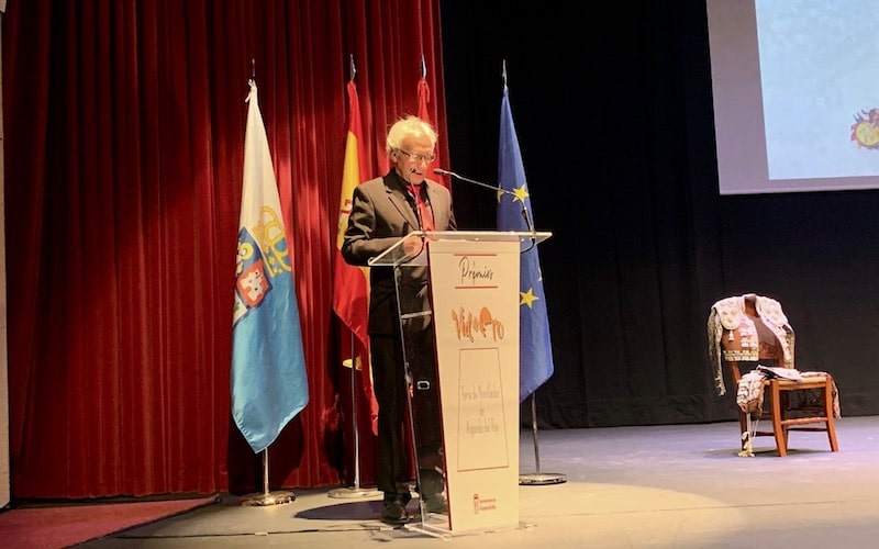 El presidente de la Peña Taurina 'El Barranco', durante su  intervención en la entrega de premios 'Vid de Oro'