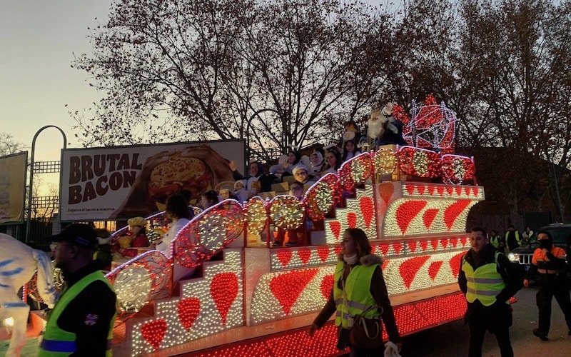 La Cabalgata de Reyes inunda las calles de Arganda de magia e ilusión