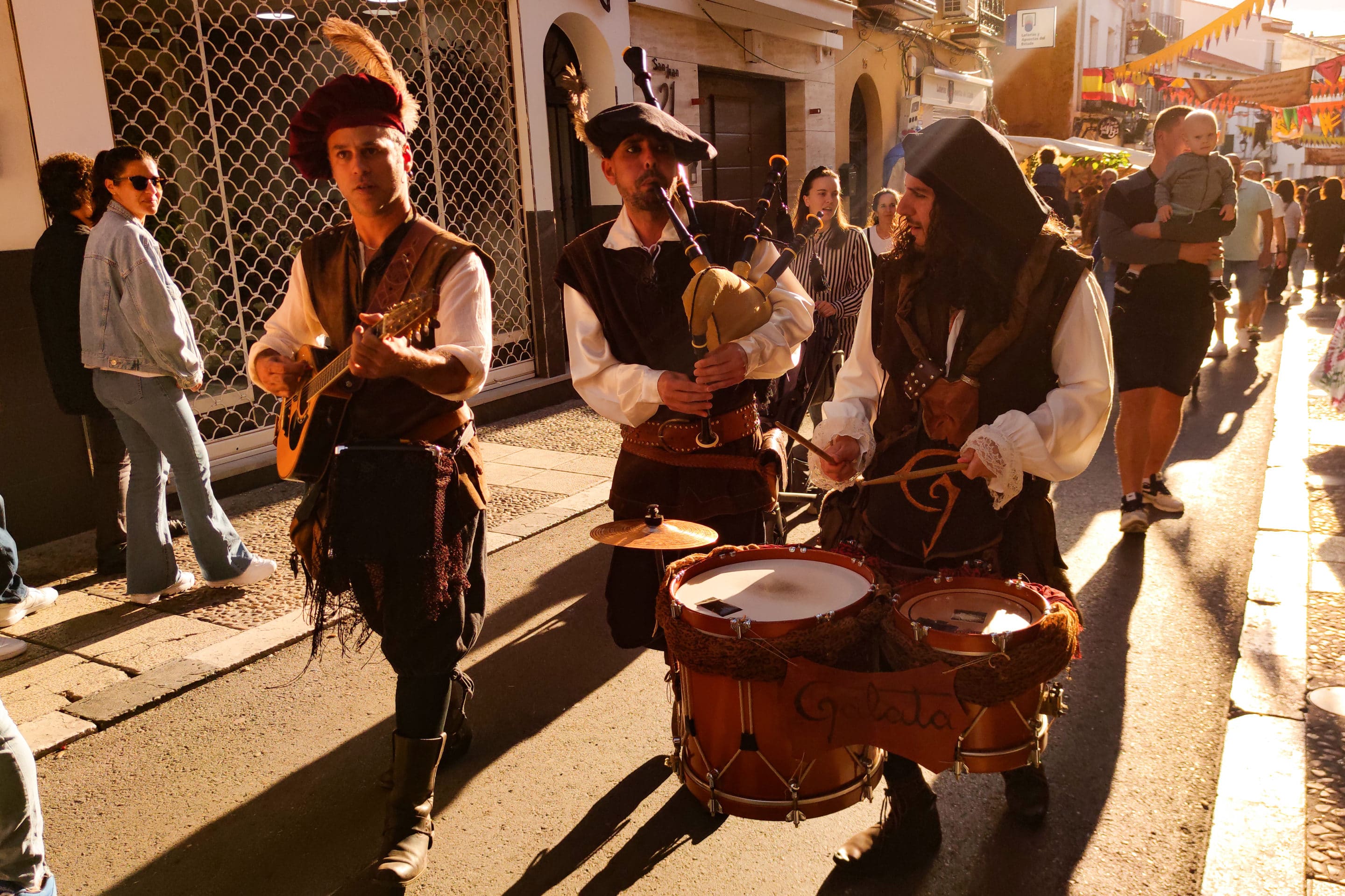 La formación Gálata ha llenado las calles de música del siglo XVII