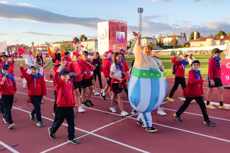 Miles de niños acompañados de personajes fantásticos han protagonizado el desfile