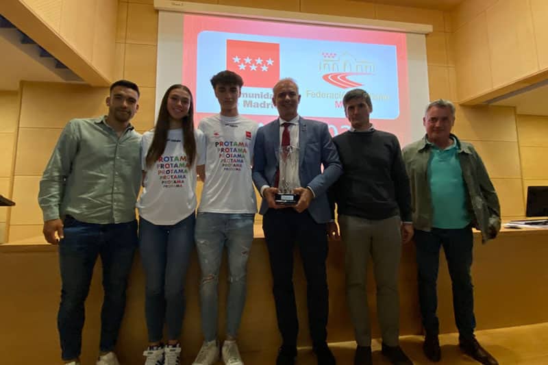 Premio concedido por la Federación Madrileña de Atletismo al Ayuntamiento de la ciudad (foto: Ayuntamiento de Arganda del Rey)