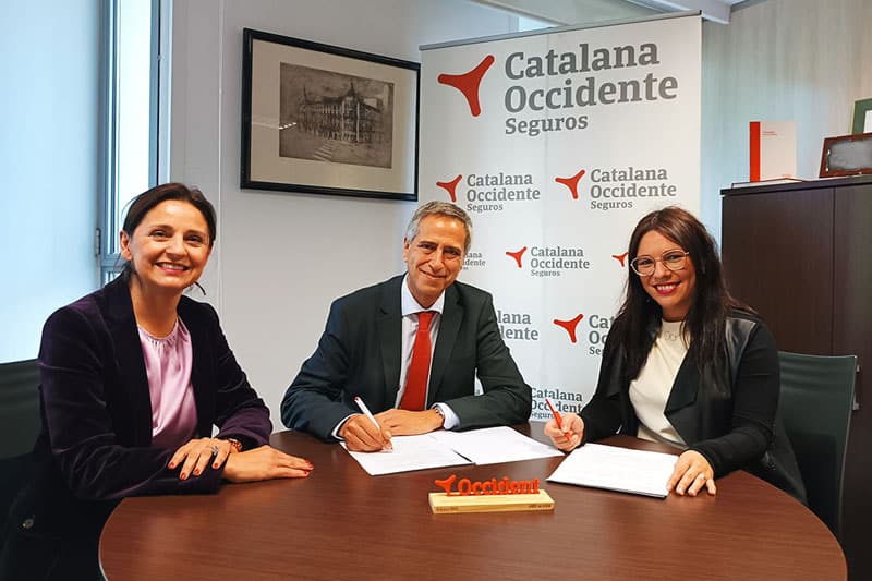 Firma del acuerdo entre Seguros Catalana Occidente y ASEARCO (foto: ASEARCO)