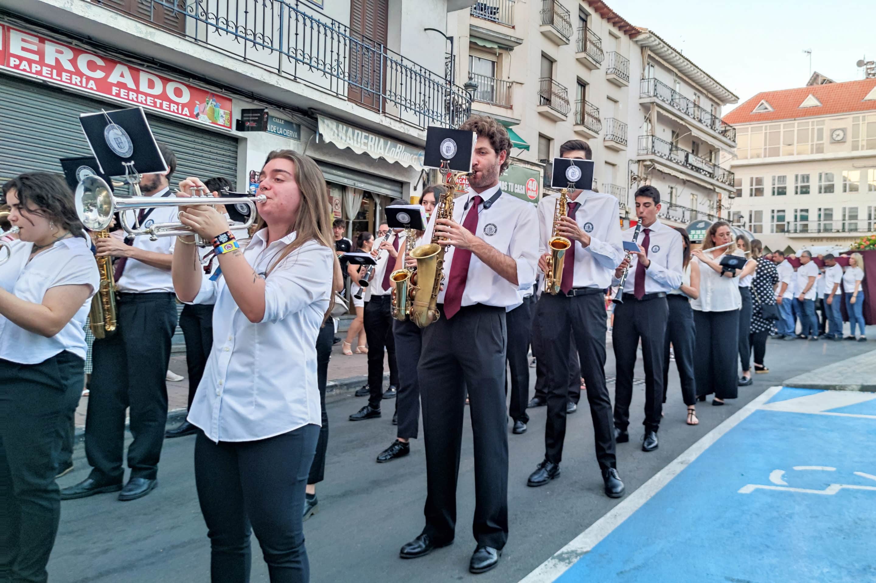 La banda municipal Joaquín Turina acompaña a la procesión