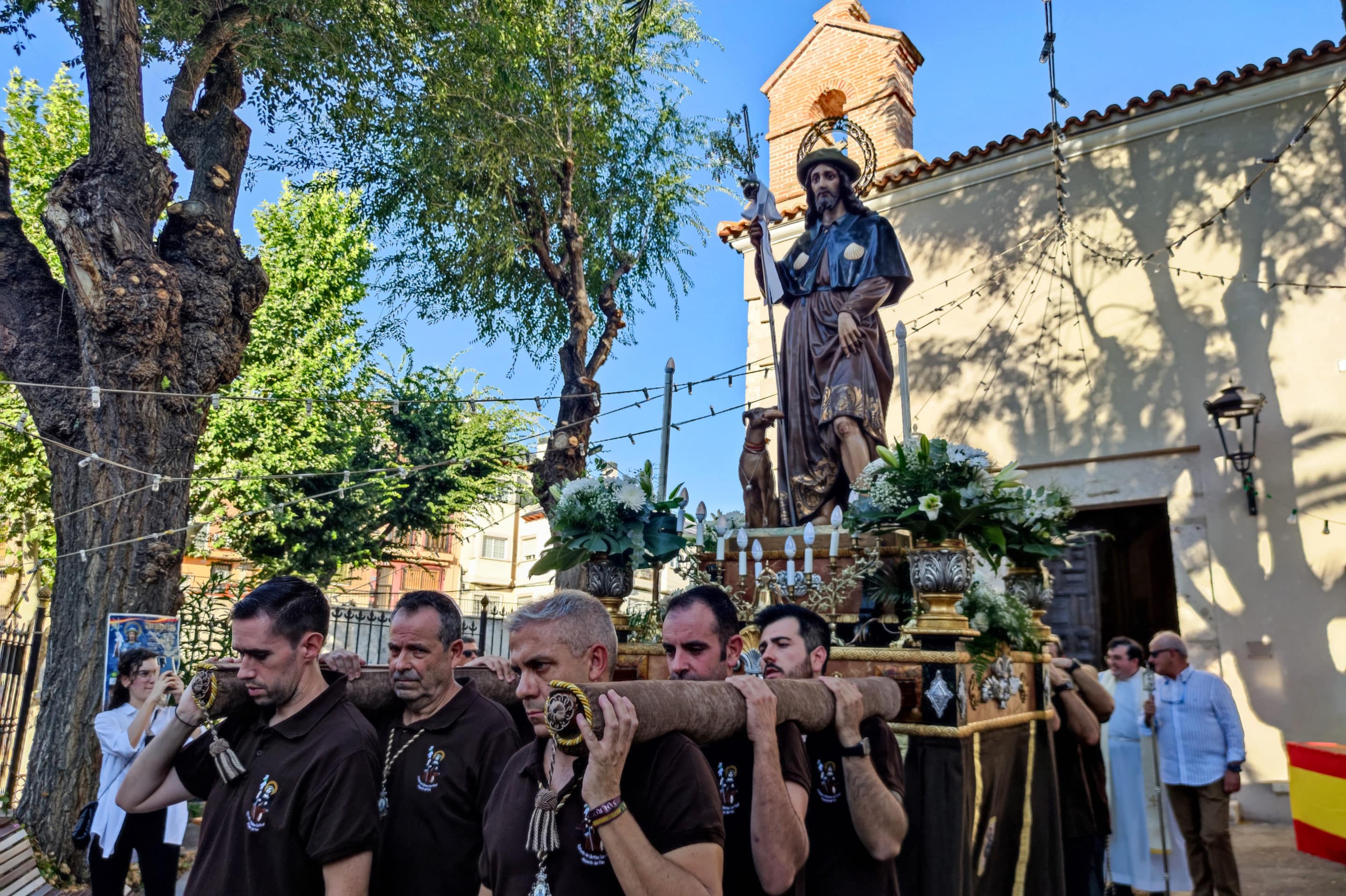 La procesión de San Roque sale de la ermita del Santo