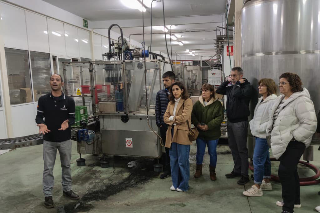 Los asistentes disfrutaron de un tour explicativo del proceso de elaboración del vino