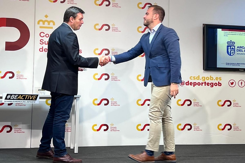 Alberto Escribano recibe el premio de manos del presidente del CSD, Víctor Francos (foto: Ayuntamiento de Arganda del Rey)