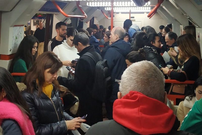 Usuarios de la Línea 9B de Metro recogen firmas para pedir la eliminación del transbordo 