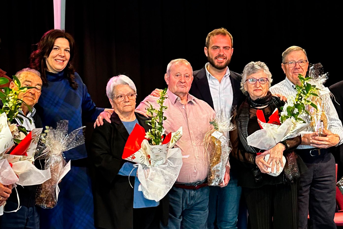 El alcalde, Alberto Escribano, junto a las parejas homenajeadas