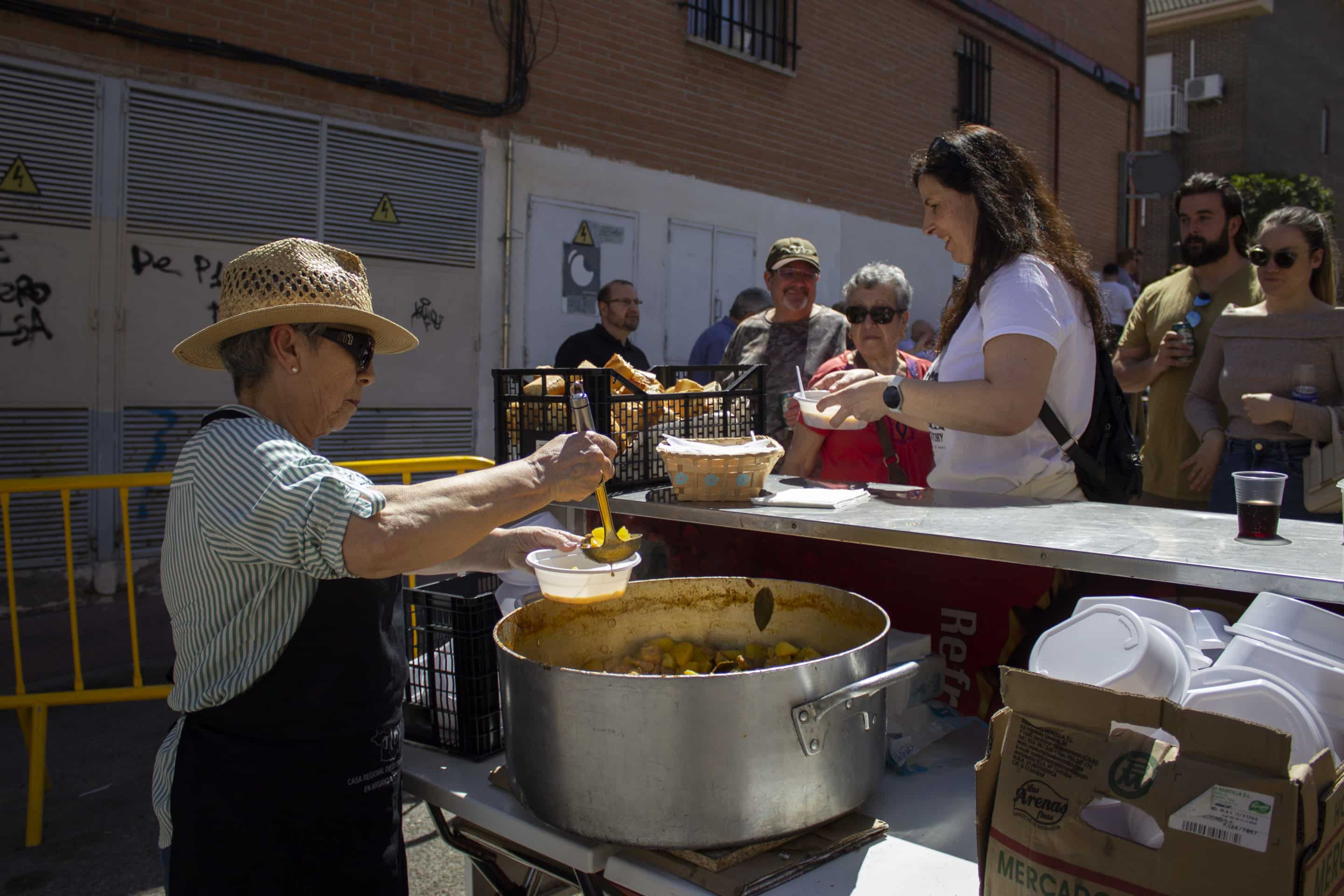 Reparto de la comida matancera