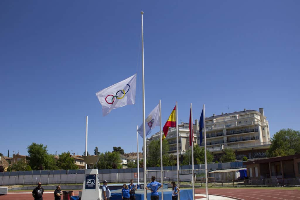 Bajada de la bandera olímpica (foto: Diario de Arganda)