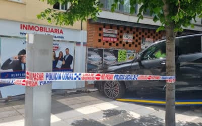 Un vehículo se empotra contra un comercio de la Carretera de Loeches en Arganda del Rey