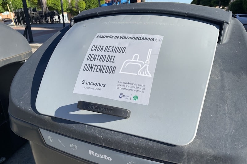 Contenedor rotulado con la campaña (foto: Diario de Arganda)