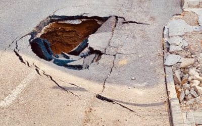 Un socavón obliga a cortar al tráfico la calle Peñón de Gibraltar en Arganda
