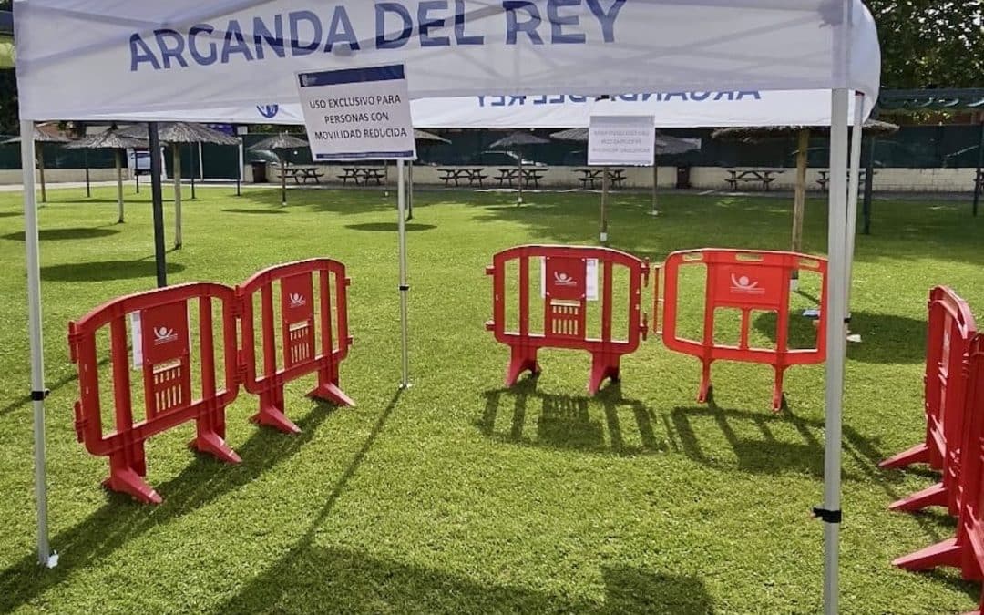 Arganda habilita espacios de sombra reservados para personas con movilidad reducida en las piscinas municipales