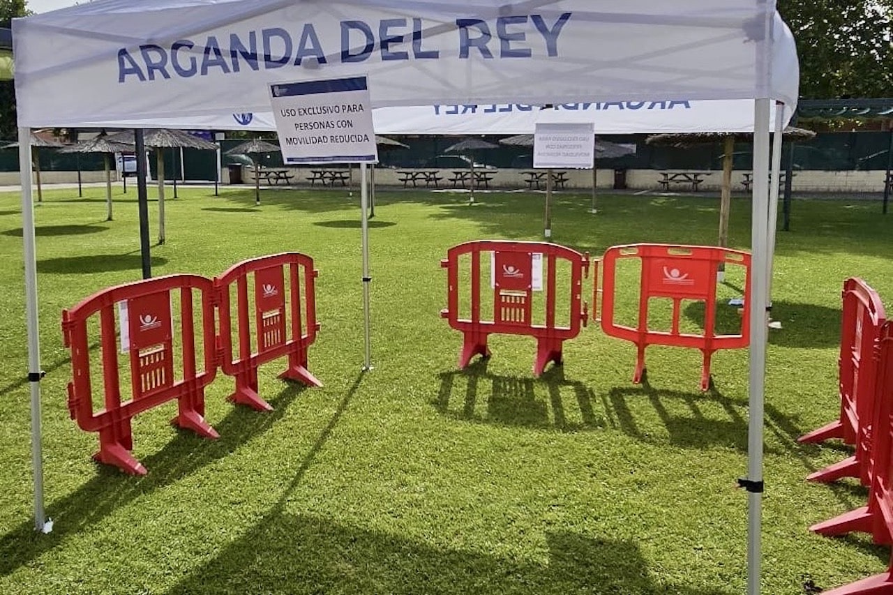 zonas de sombra en las piscinas de Arganda (foto Ayuntamiento de Arganda del Rey)